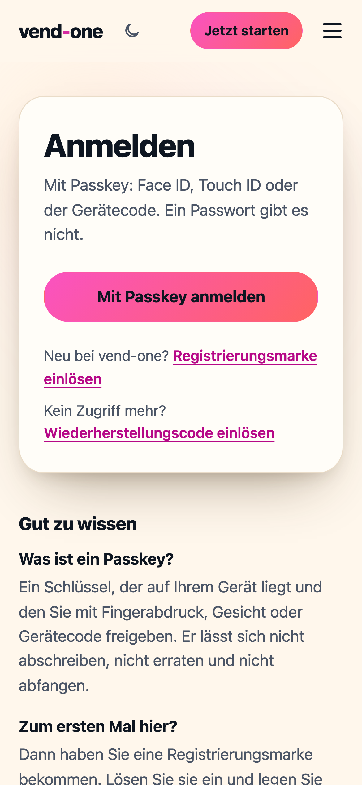 Die Anmeldeseite von vend-one: Mit Passkey anmelden, darunter die Verweise Registrierungsmarke einlösen und Wiederherstellungscode einlösen.
