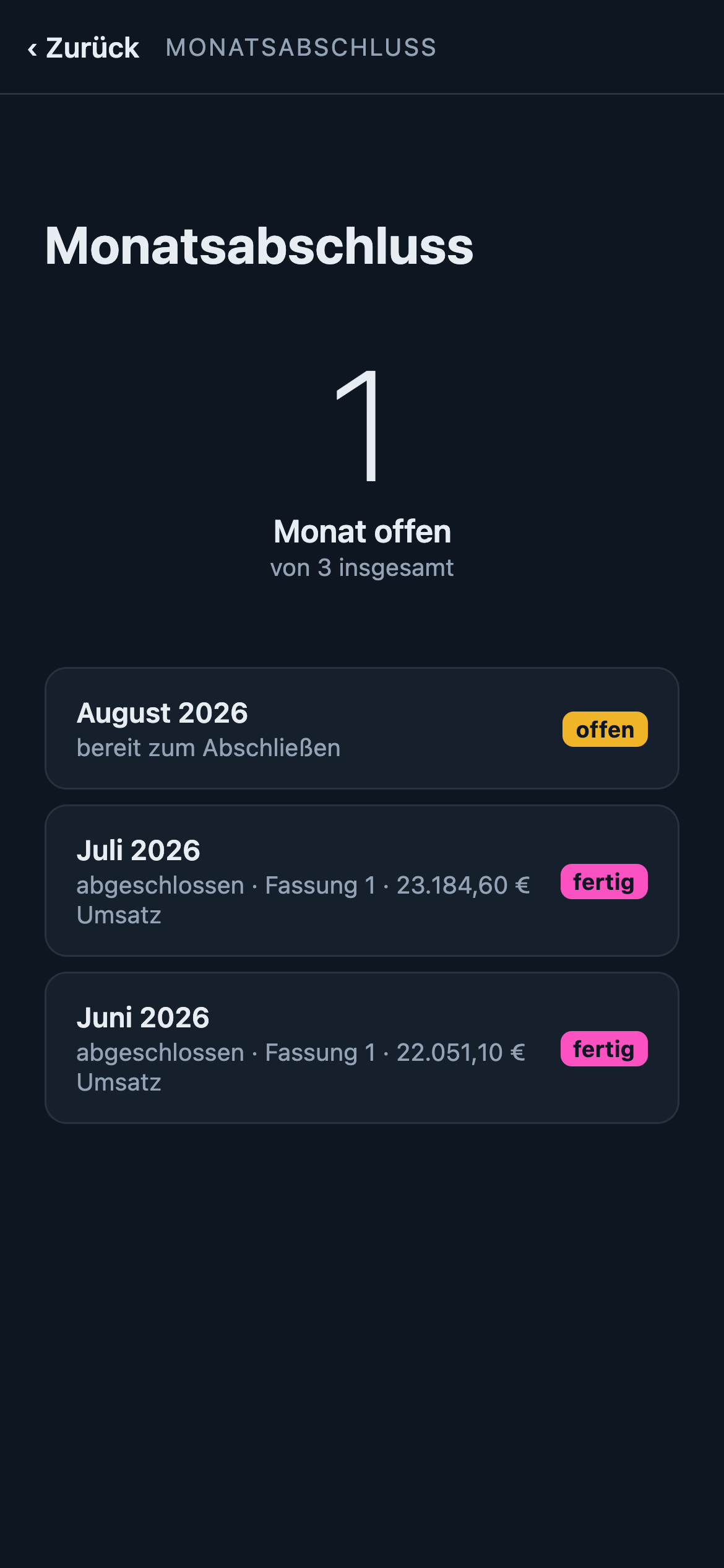 Monatsabschluss: 1 Monat offen von 3, August 2026 offen, Juli und Juni fertig mit Fassung 1 und Umsatz.